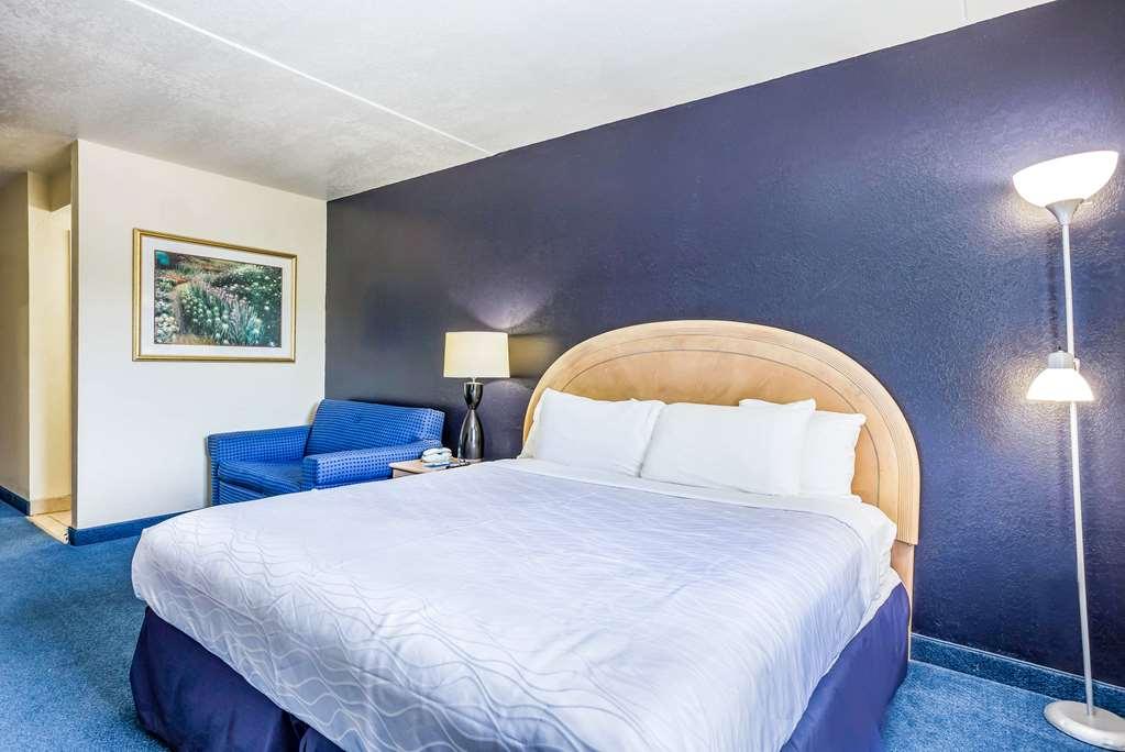 Rodeway Inn Branson, Brick House Rum bild